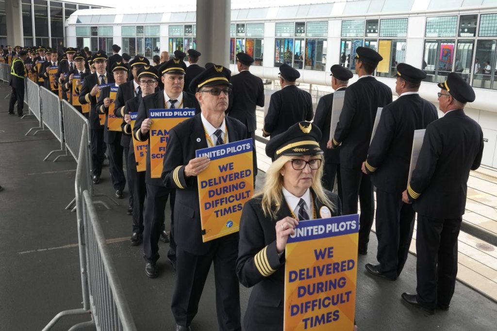 Delta Pilots Picket For Hirer Pay