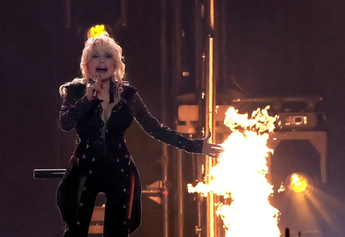 Watch Dolly Parton Performs 'World on Fire' at the 58th AMC Awards